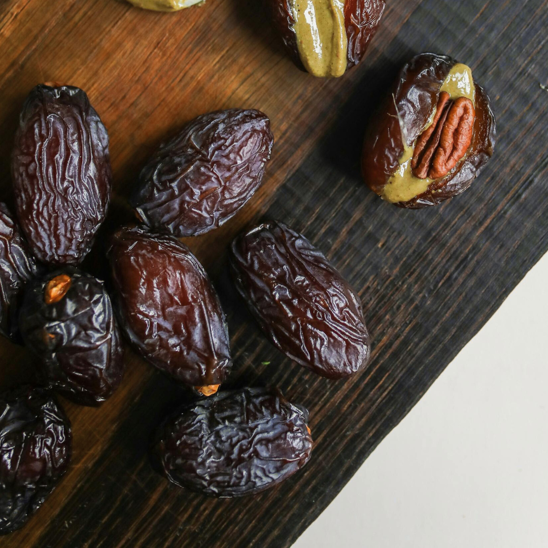 علبة تمر عجوة فاخرة من المدينة المنورة – هدية راقية للعائدين من الحج أو العمرة